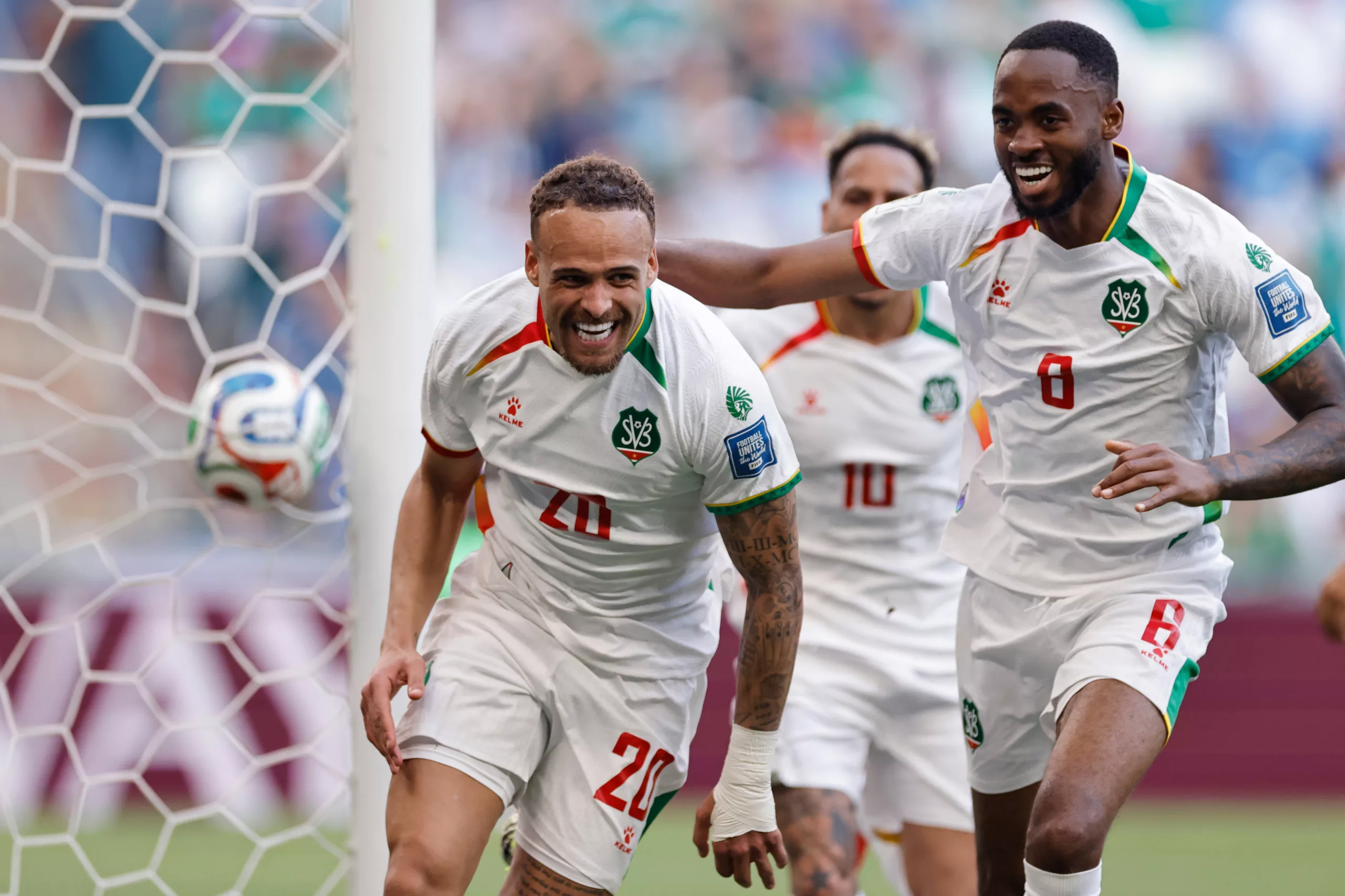 Todo era sonrisas en Surinam cuando Van Geldersen los puso en ventaja, pero tanto tiempo perdido les terminó jugando en contra, quedándose sin Mundial.