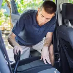 El aspirador de mano mejor valorado de Amazon que cabe perfectamente en la puerta del coche