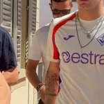 Con la ropa de la Fiorentina, Mastantuono se realizó la revisión médica en Italia