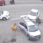 Mar del Plata: robaron un auto, escaparon marcha atrás y atropellaron a dos hombres mientras la Policía les disparaba