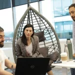 Trabajo híbrido: cuáles son los días que más elige la gente para ir a la oficina y por qué