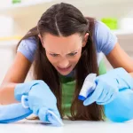 Contratar a una empleada del hogar sin papeles o pagarle menos del salario mínimo puede acarrear multas de hasta 7.500 euros