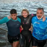 Es argentina, tiene 53 años y cruzó nadando el Río de la Plata, un sueño postergado por años
