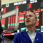 A contramano de la región, los bonos argentinos siguen en verde y el riesgo país baja otro escalón y el dólar cede a $ 1.385