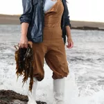 La señora de las algas: le da pelea a una especie invasora de la manera más original