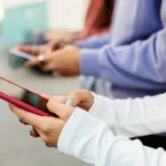 La generación alfa no llama, no escribe emails y juega con la ortografía: “La regla es la pereza”