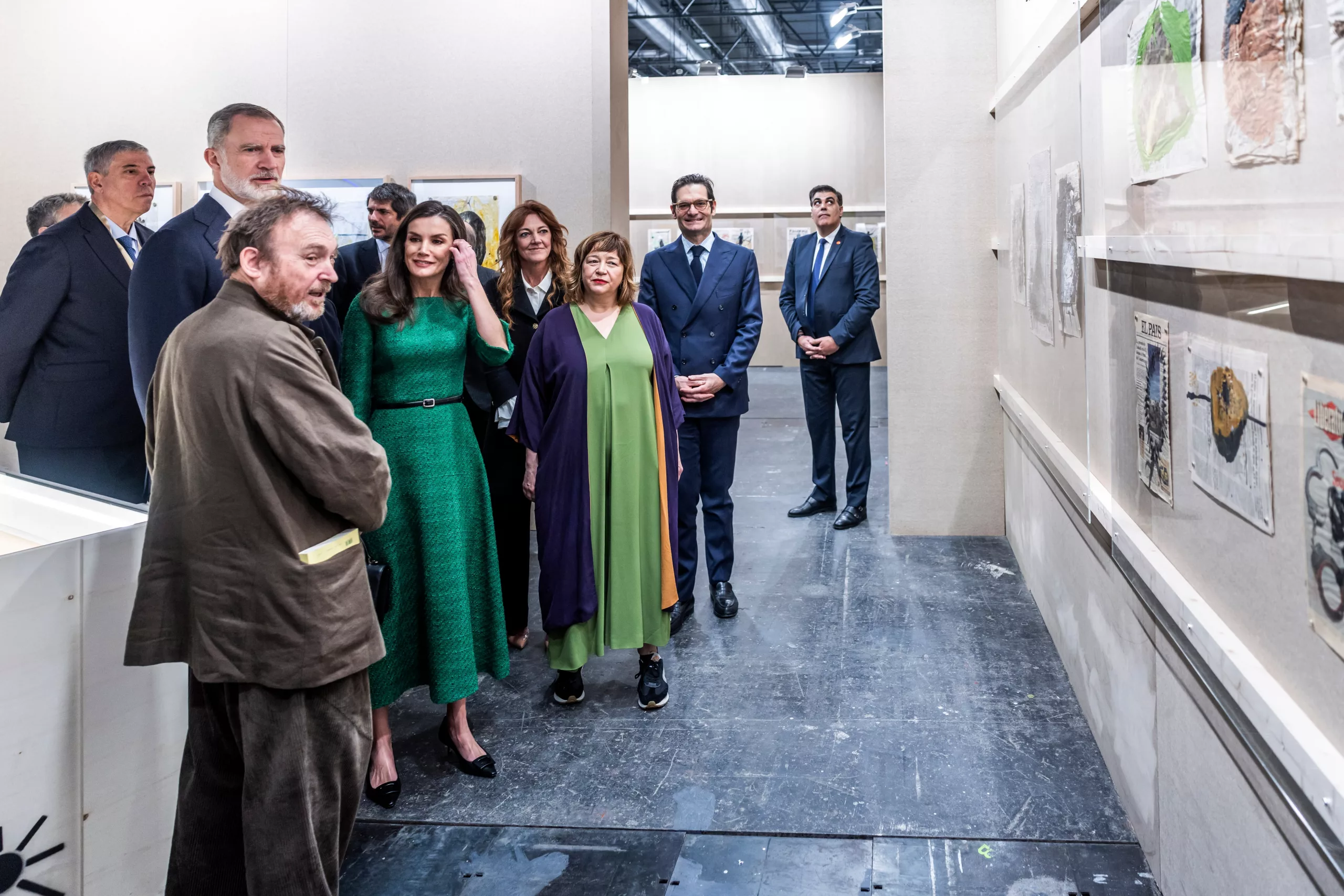 Los reyes, Felipe VI y Letizia, visitan el estand de EL PAÍS en ARCO, con Miquel Barceló, en compañía de Pilar Gil, vicepresidenta del Consejo de Administración del Grupo Prisa, Oughourlian, Maribel López, directora de la feria, entre otras personalidades.