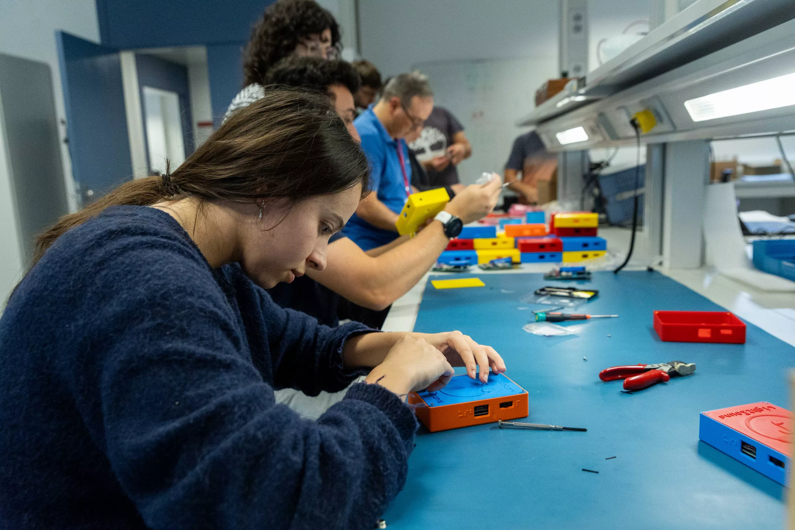 Grupo de ingenieros voluntarios montando los dispositivos LightSound en el Instituto de Ciencias del Espacio de la UAB, en mayo.