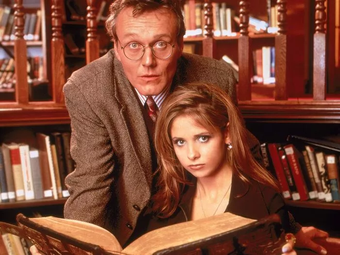 Anthony Head y Sarah Michelle Gellar, en una imagen promocional de 'Buffy cazavampiros'.