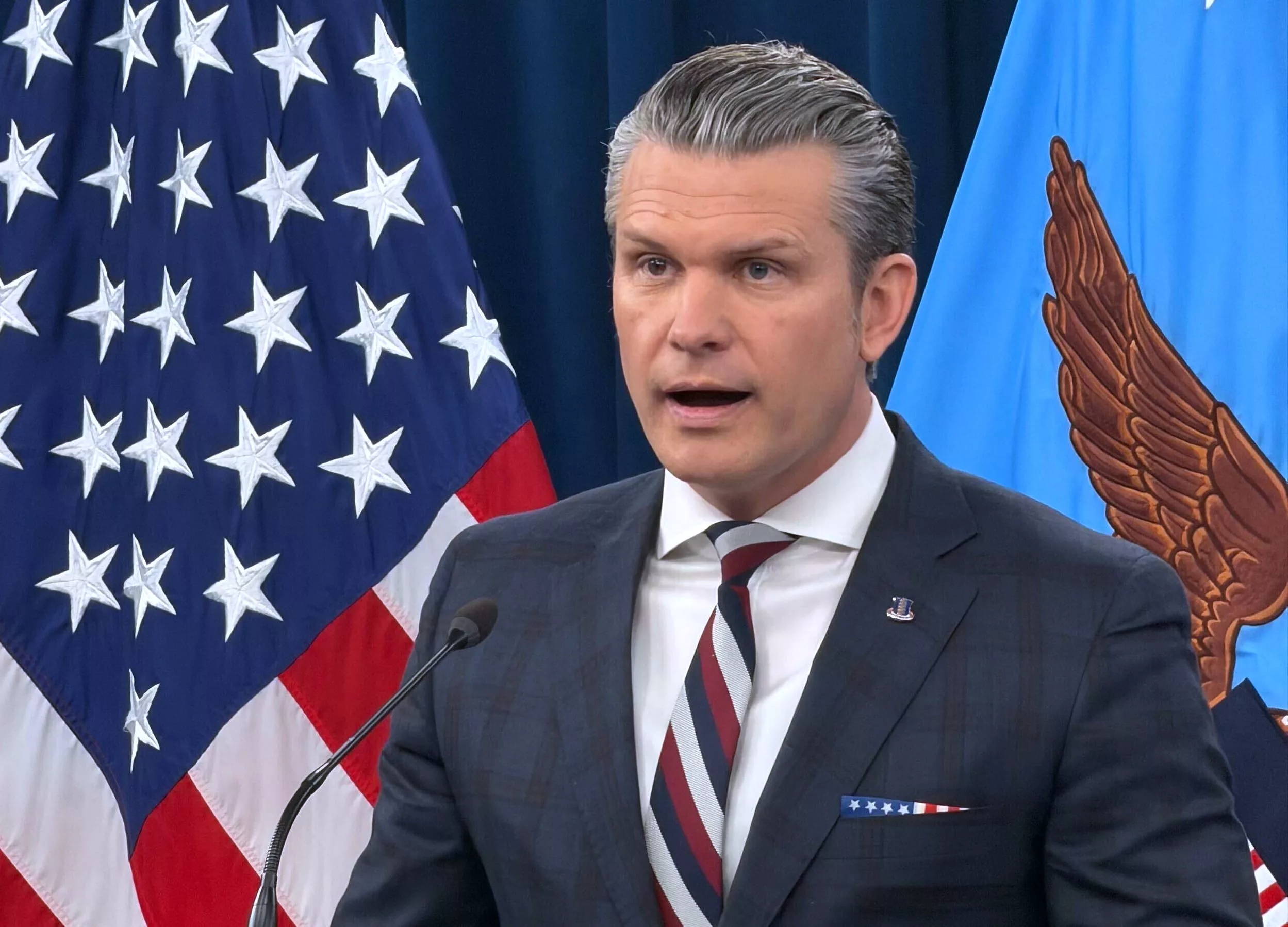 El secretario de Defensa de Estados Unidos, Pete Hegseth, habla en una sesión informativa en el Pentágono