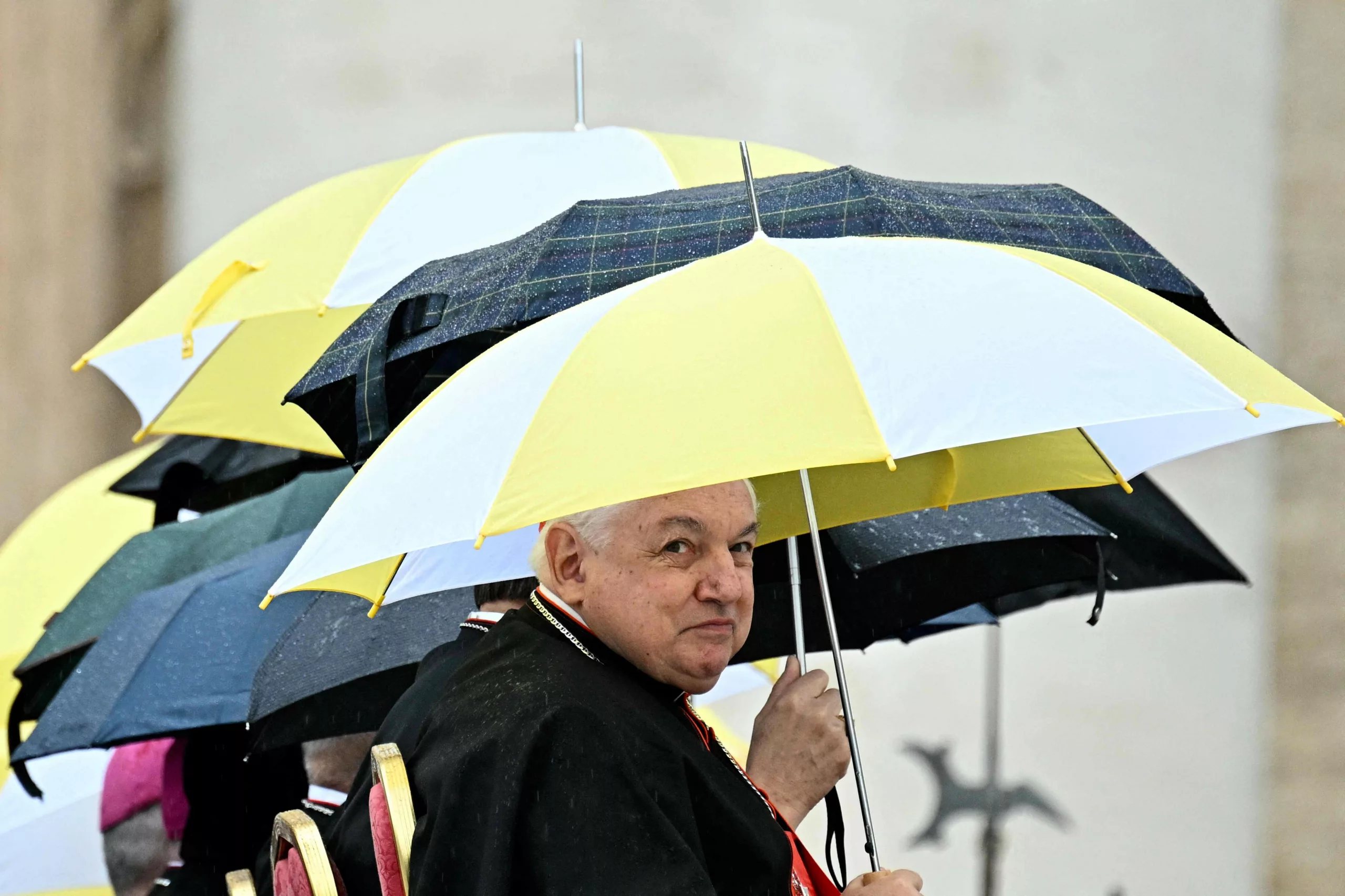 El cardenal Jean-Marc Aveline observa durante la audiencia general semanal en la Plaza de San Pedro, en el Vaticano, el 22 de octubre de 2025