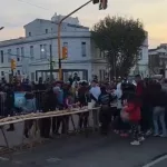 Descontrol en Avellaneda por el sándwich de matambre a la pizza más largo del mundo: derribaron vallas para llevarse una porción