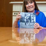 Pisa pisuela, bolitas y palitos chinos frente a las pantallas: un libro rescata los valores afectivos y pedagógicos de los juegos “de antes”