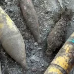 Remodelaba la casa de su padre en Córdoba y encontró armamento bélico enterrado en el jardín