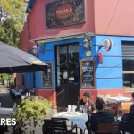 El bodegón del sur de Buenos Aires que está siempre lleno y es atendido por un mozo legendario