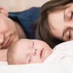 La Sociedad de Pediatría alerta por la muerte súbita de bebés asociada al colecho y da una cifra que preocupa