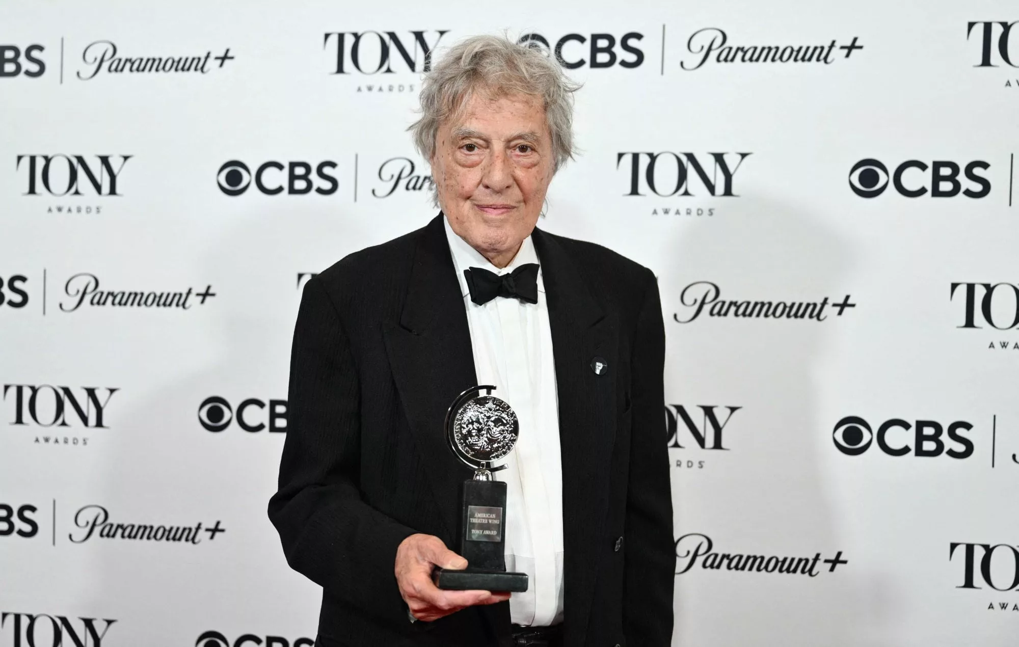 Tom Stoppard con su premio Tony por su obra Leopoldstadt, su última producción estrenada antes de la pandemia