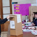 El dilema de Kicillof: cómo es el método para evitar largas filas en una elección concurrente que estudian en la Provincia