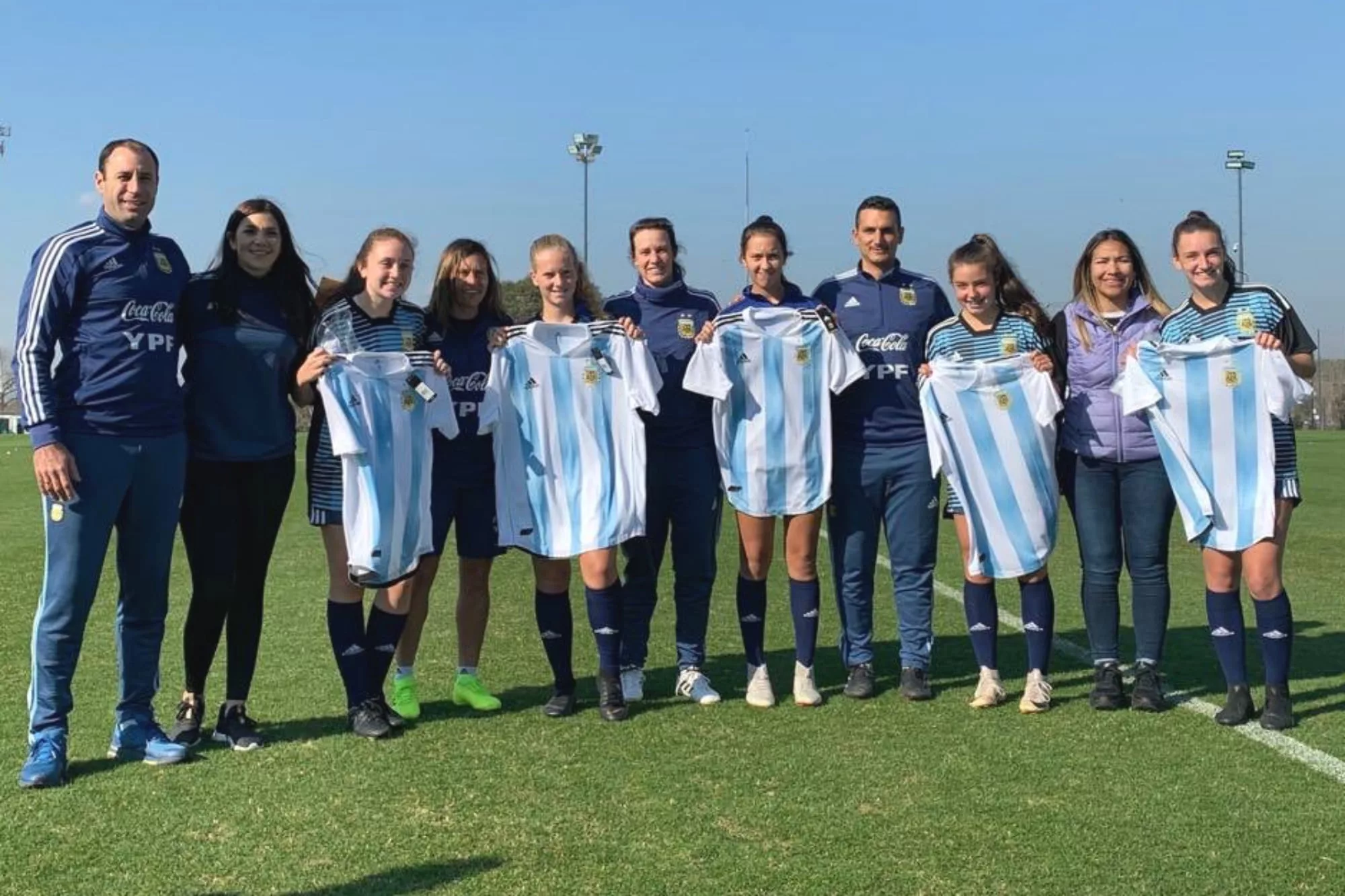 Diego Guacci (primero desde la izquierdo) fue el DT de los seleccionados Sub 15 y Sub 17 femeninos hasta que la AFA supo de la denuncia presentada en la FIFA