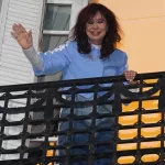 Vialidad: Cristina Kirchner seguirá con tobillera, visitas restringidas y horario reducido en la terraza
