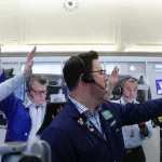 Por la tensión global caen los bonos y el riesgo país vuelve a rozar a los 600 puntos, su valor más alto desde diciembre