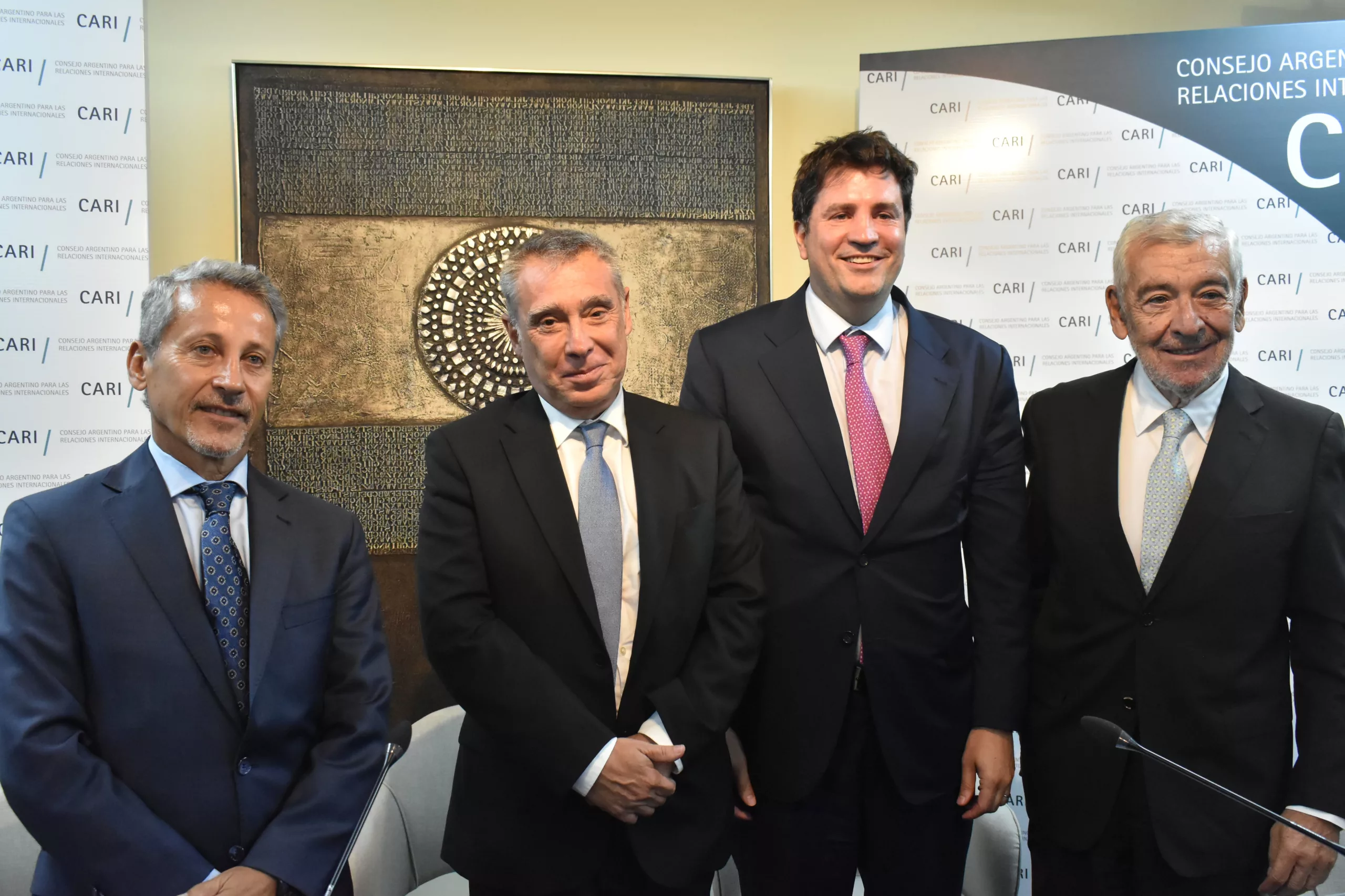 Los camaristas Daniel Bejas y Santiago Corcuera, con el presidente del CARI, Francisco de Santibañez y su antecesor en el cargo, José Octavio Bordón