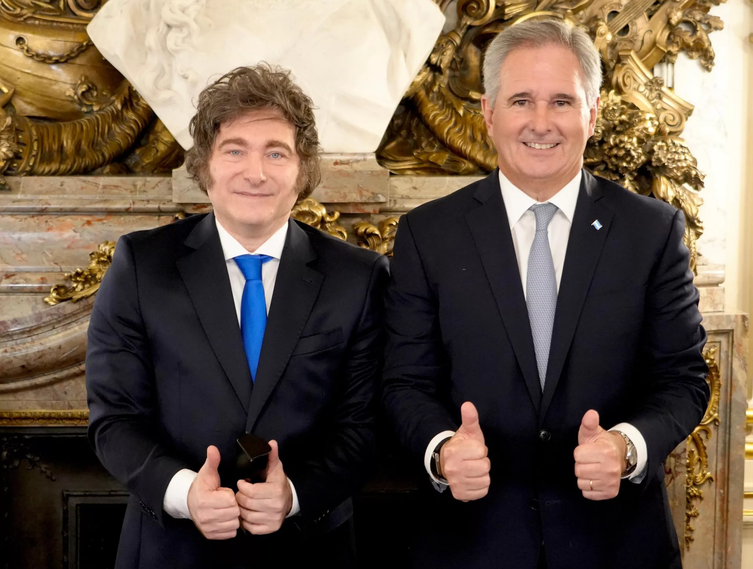 Pablo Quiro asume como nuevo canciller, a su lado  el presidente Javier Milei. Salón blanco de Casa Rosada. 28 de octubre de 2025