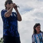 Video: Ciro Martínez se sumó al banderazo para tocar el himno, vino la policía ¡y se fue corriendo!