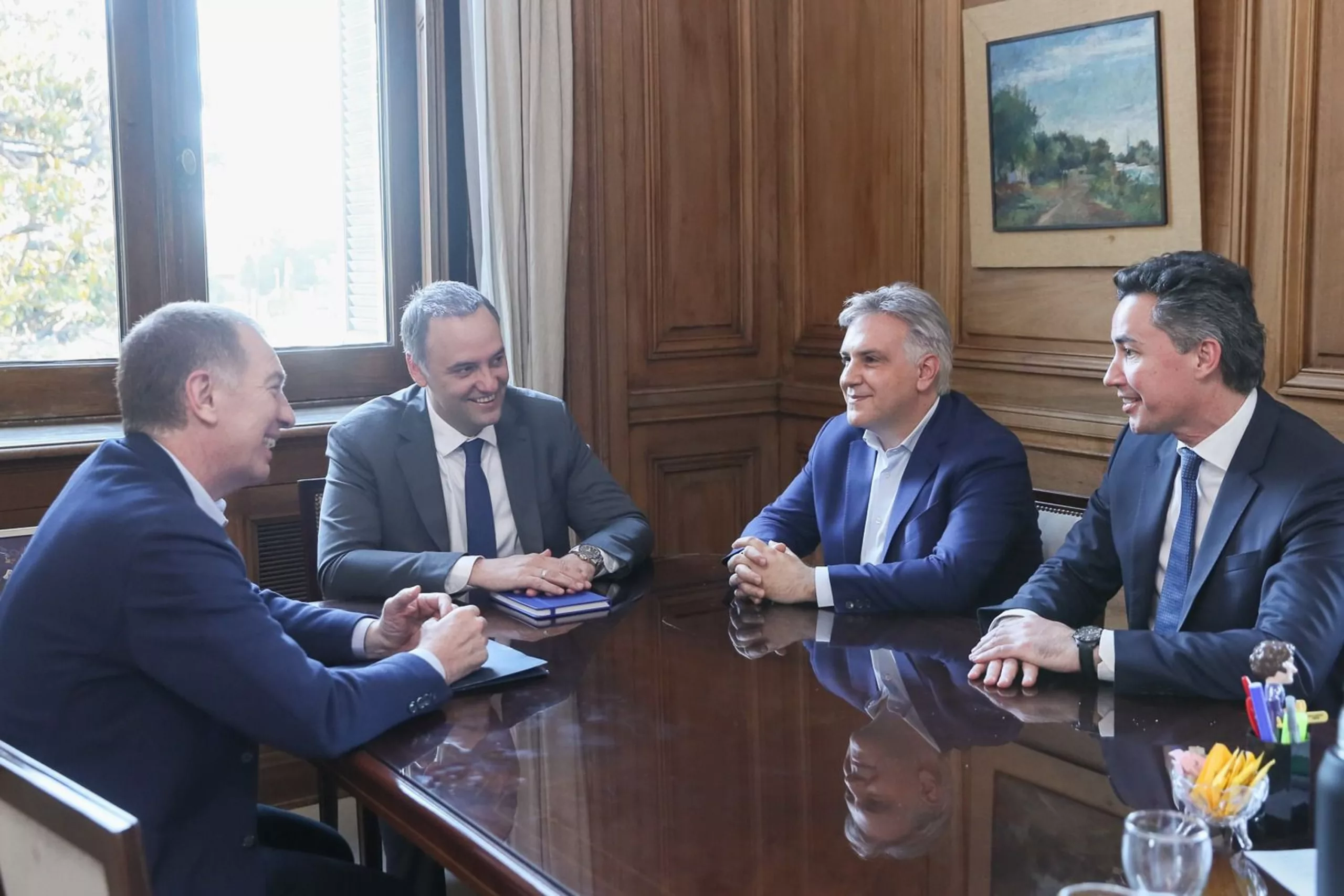 Diego Santilli , junto a Manuel Adorni, recibió a los gobernadores de San Juan Marcelo Orrego y de Córdoba Martín Llaryora. En Casa Rosada.