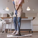 El truco casero con vinagre que deja los pisos impecables