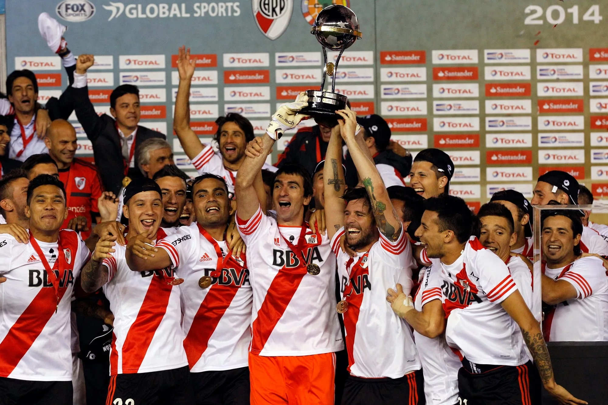 Doce años atrás, River conquistó la Copa Sudamericana: el primer título del ciclo Gallardo; Marcelo Barovero, actual entrenador de arqueros del plantel, levanta el trofeo