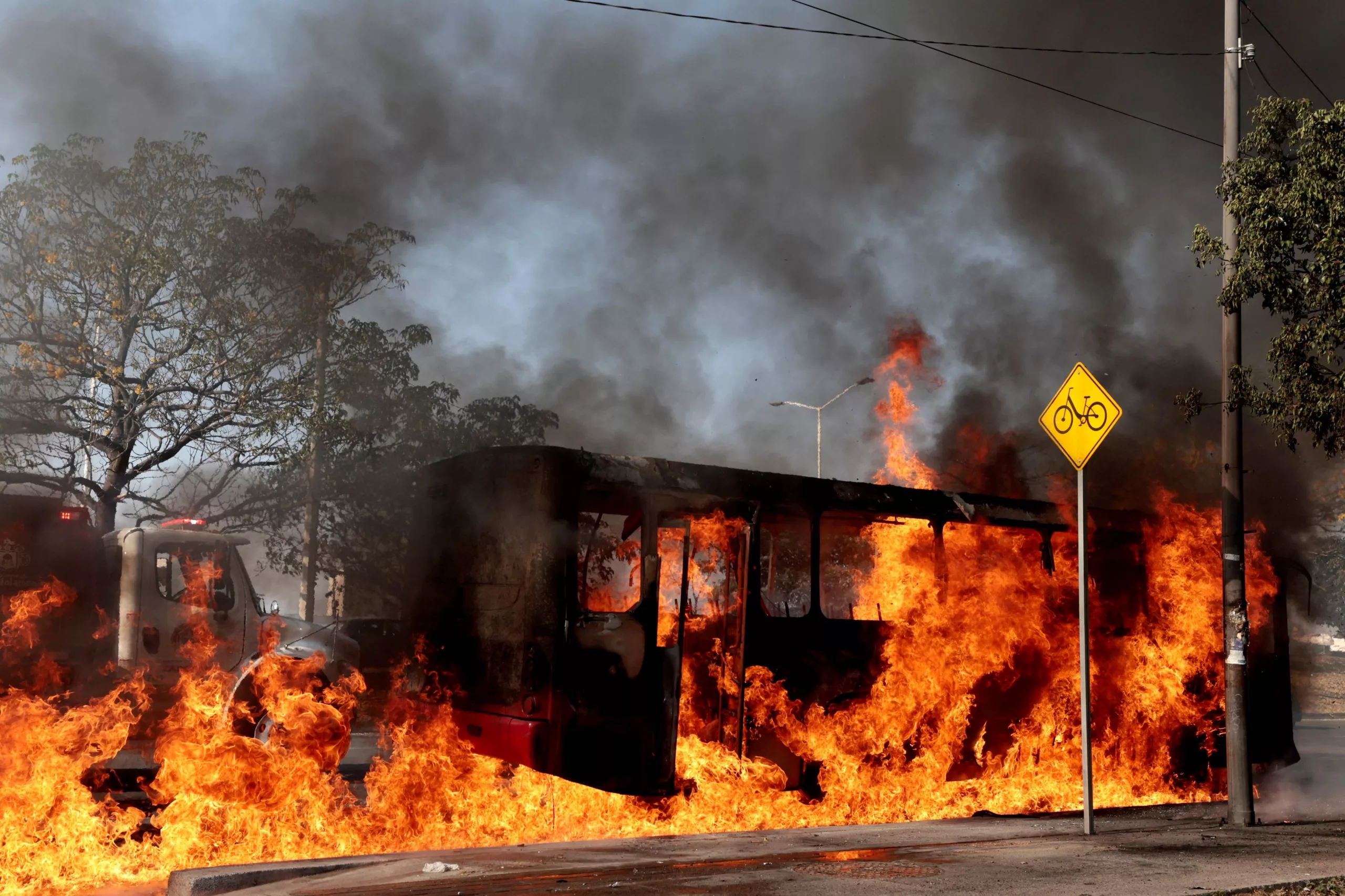 Un bus se incendia en Jalisco tras el asesinato de El Mencho