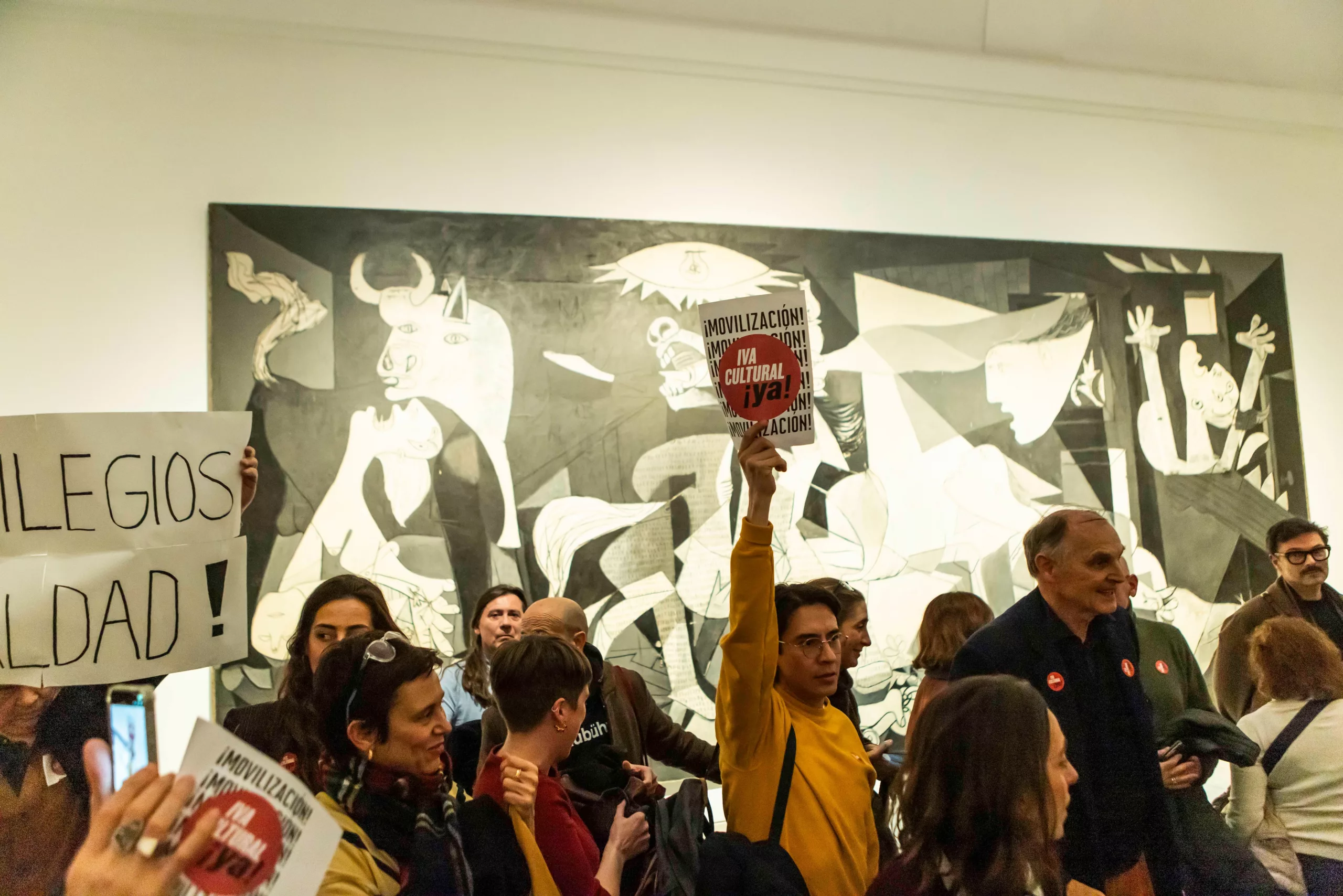 Concentración de galerías y artistas por la reducción del IVA, ante el 'Guernica' en el Museo Reina Sofía, el pasado 20 de febrero.