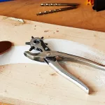 Evita gastar de más cuando visitas al zapatero con este perforador de cuero de diseño ergonómico y muy fácil de usar