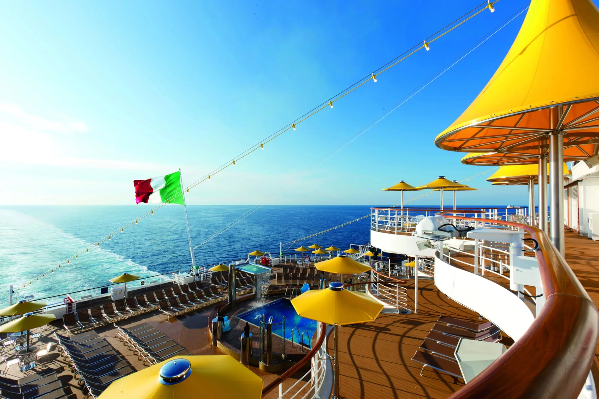 Este barco realiza salidas de 8 y 9 noches desde Buenos Aires, con escalas en Río de Janeiro, Montevideo, Ilhabela, Camboriú e Ilha Grande