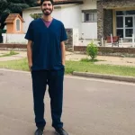 Se recibió y dejó la ciudad para ser uno de los dos médicos de un pueblo de 2.000 habitantes