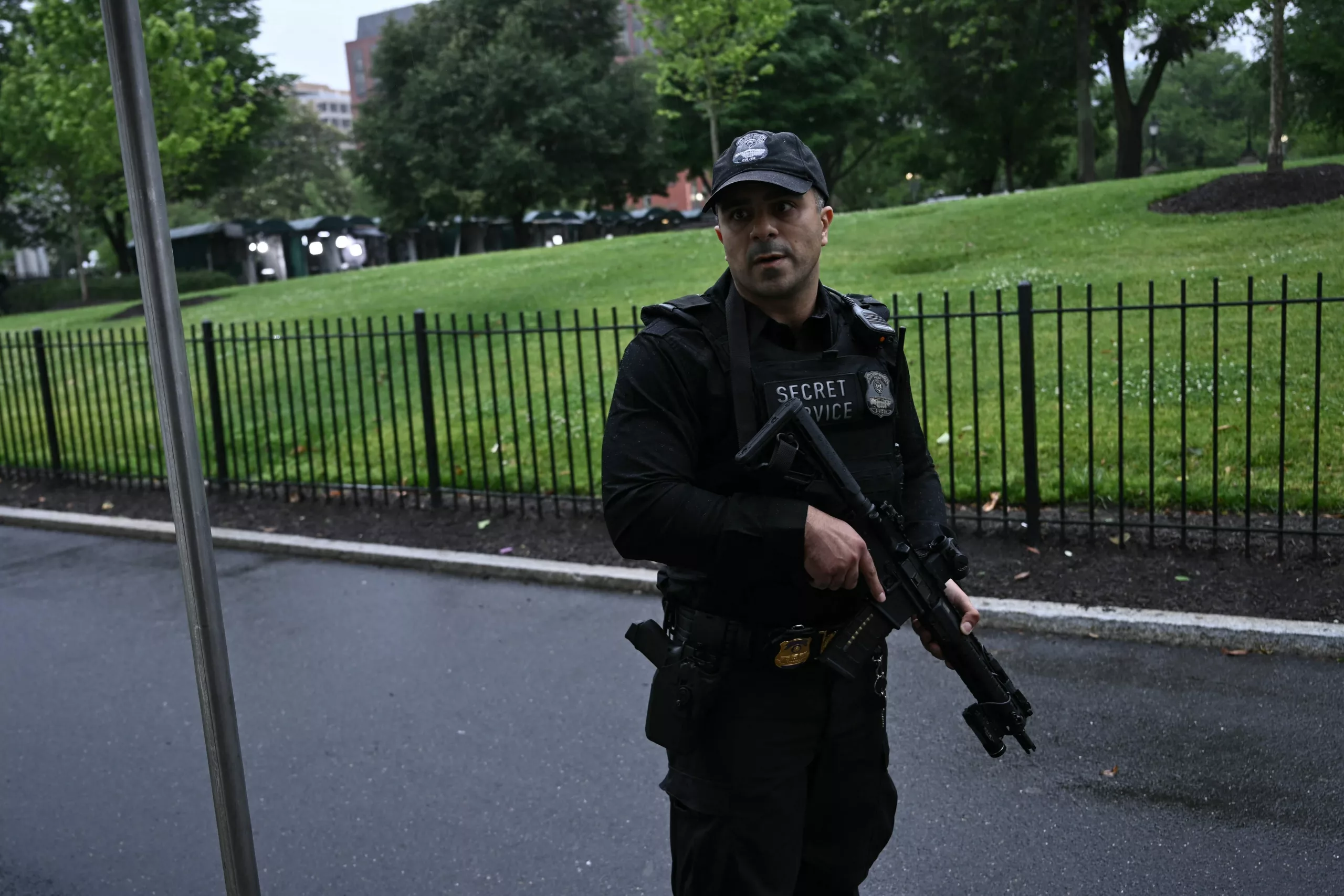 Un agente armado del Servicio Secreto reacciona en la Casa Blanca en Washington DC, después de que aparentemente se escucharan disparos