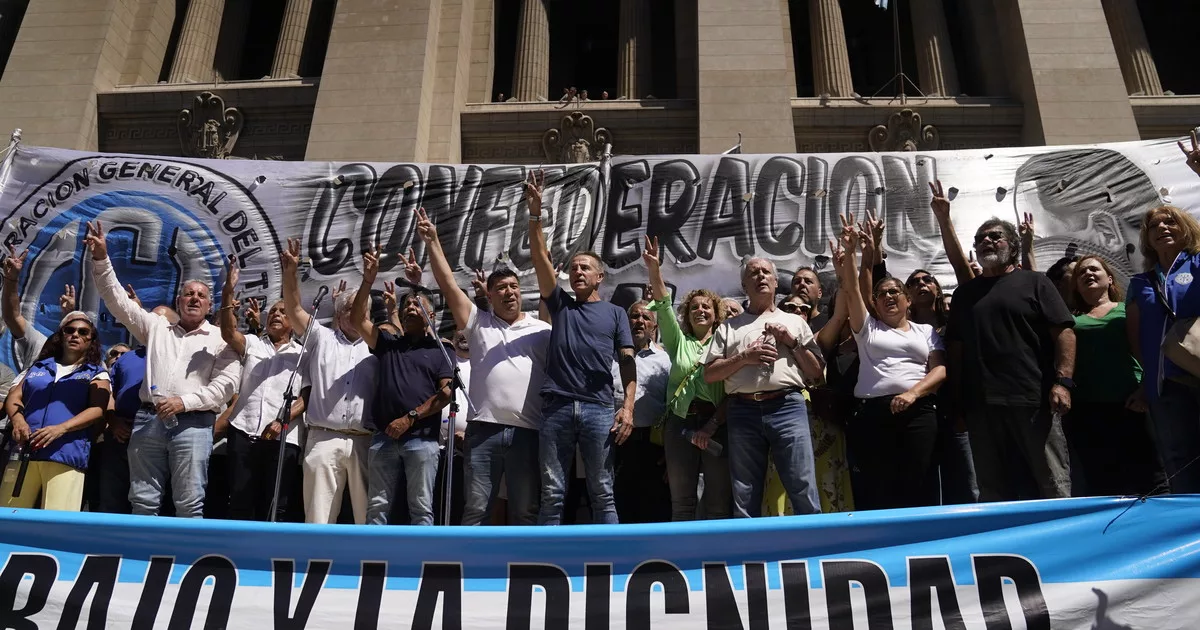Reforma laboral: tras su entrada en vigencia, la CGT presentó un amparo judicial para frenar la ley