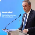 En medio de la polémica, Manuel Adorni volvió a mostrarse con su esposa en el cierre del Argentina Week en Nueva York