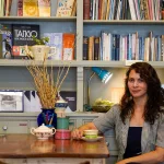 La inmigrante a la que salvaron los libros: trajo 80 en cuatro valijas y cumplió su sueño de un café literario