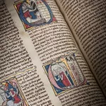 Subastaron un manuscrito medieval sobre la historia del rey Arturo y la búsqueda del Santo Grial que nunca fue expuesto al público