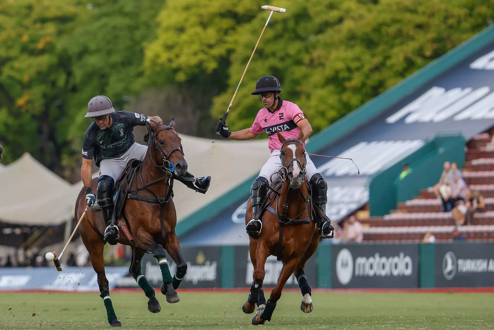 Conduce Ignacio Laprida, ante la mirada de Facundo Pieres
