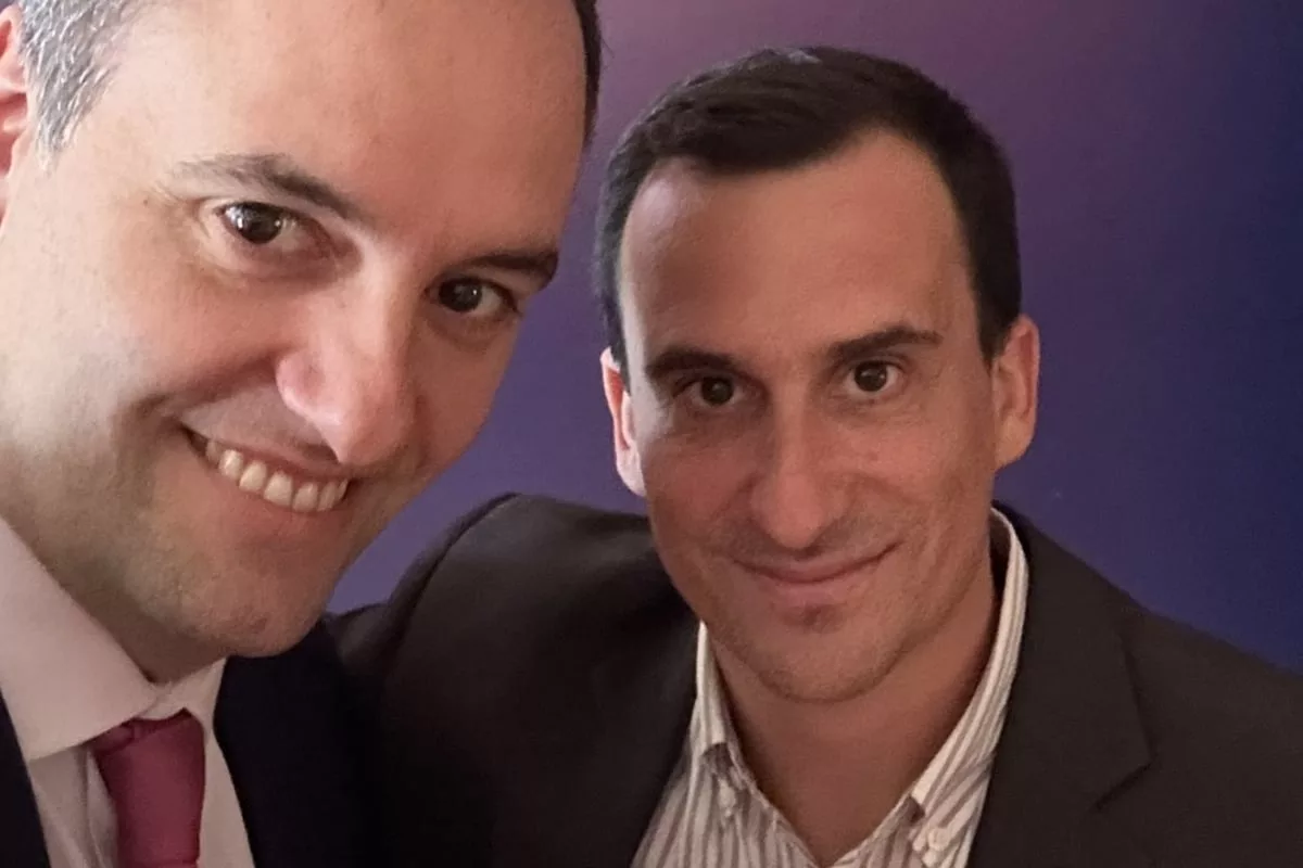 El ahora exvocero presidencial Manuel Adorni junto al subsecretario de prensa, Javier Lanari