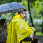Ni Quechua ni Rains: este es el poncho para la lluvia y multiusos que arrasa en Amazon