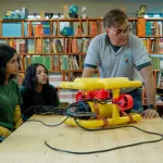 Prótesis, satélites y braille: el taller de Misiones donde un profesor convierte la técnica en un servicio a la comunidad