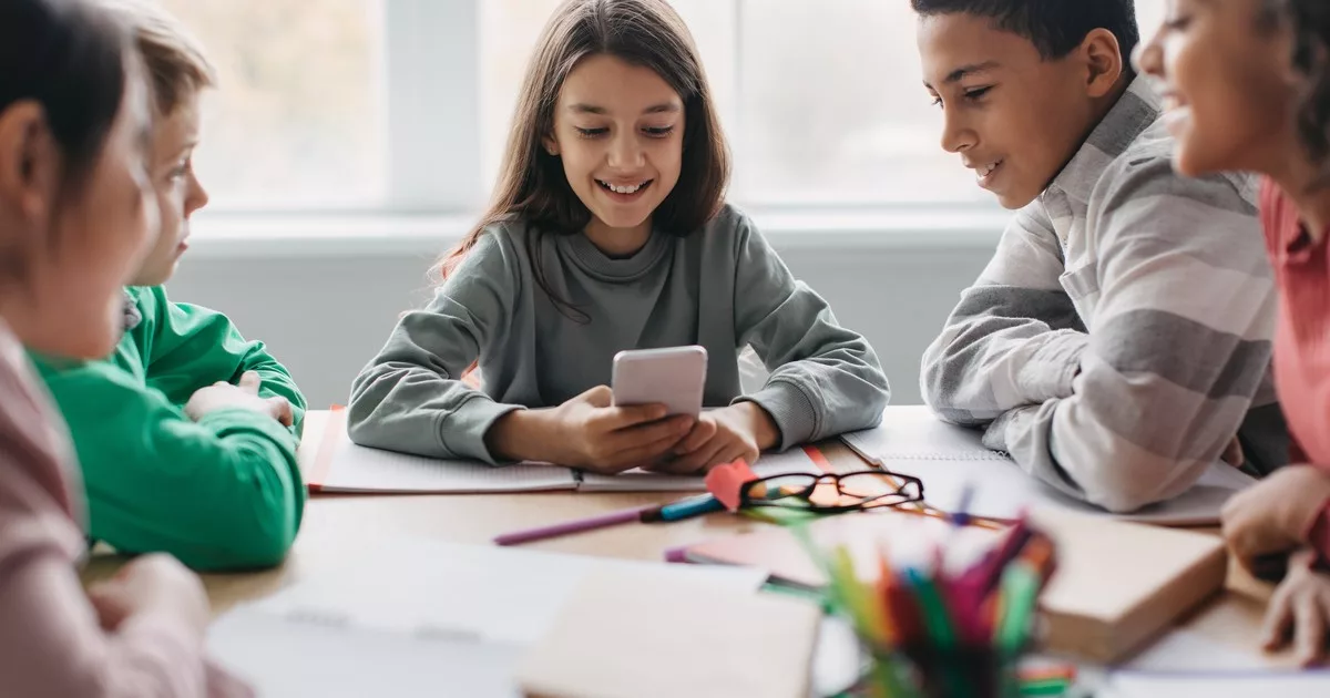 Prohibición de celulares en las secundarias porteñas: qué opinan de la medida los alumnos y sus padres