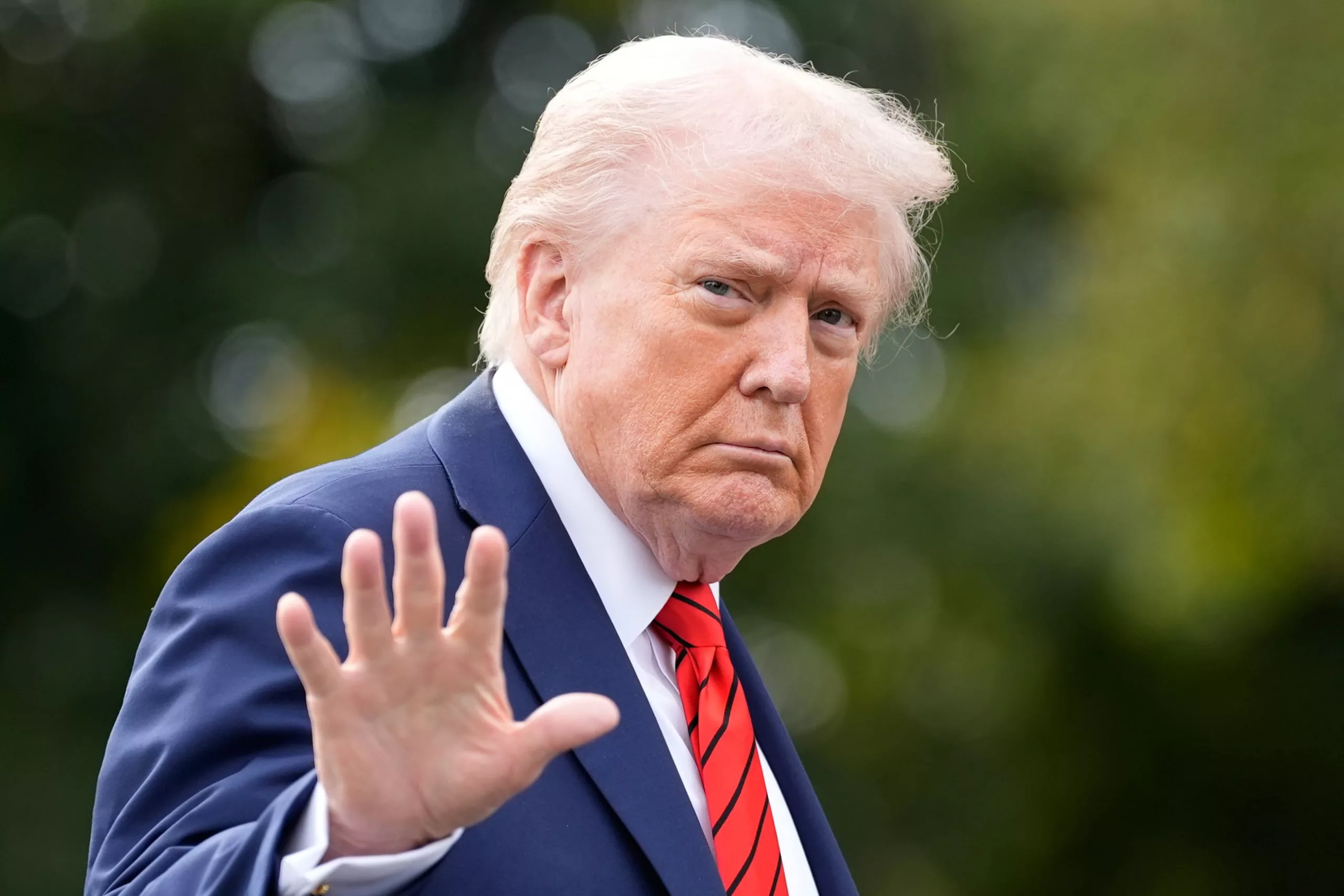 El presidente de Estados Unidos, Donald Trump, camina por el jardín sur de la Casa Blanca tras llegar en el Marine One, el 10 de octubre de 2025, en Washington. 