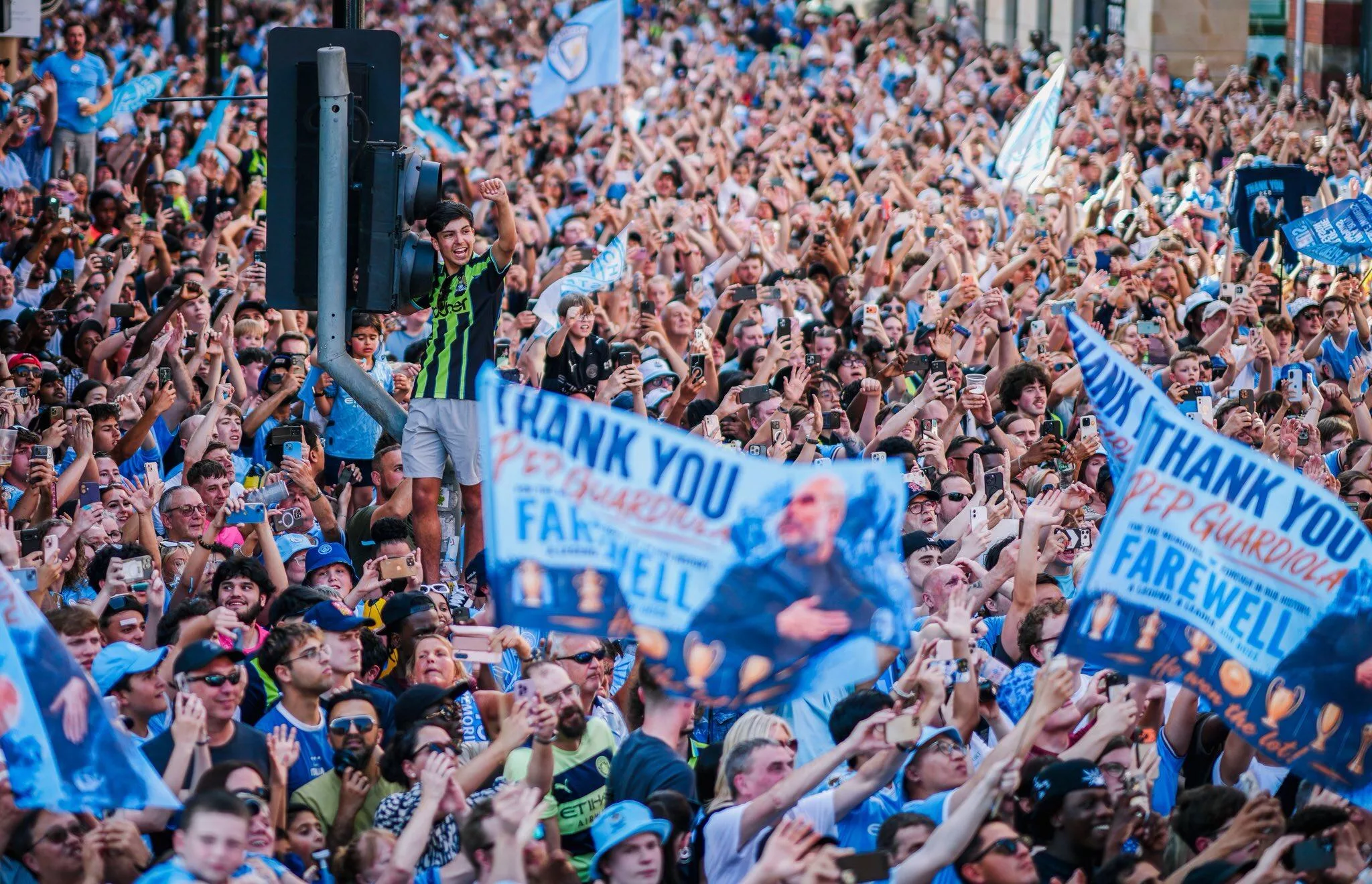 Los hinchas del City se congregaron en las calles de Manchester para despedir con fervor a Pep Guardiola