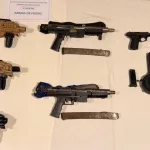 Pelea entre bandas, persecución y tiroteo: tres detenidos y un kit para armar ametralladoras