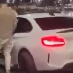 Un auto BMW derrapó en una picada ilegal, atropelló a un joven y casi causó una tragedia frente a Tecnópolis